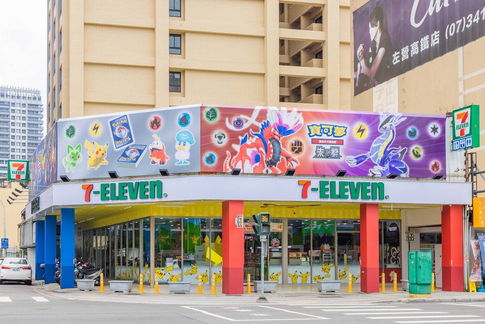7-11 ×《Pokemon 朱/紫》寶可夢主題店在這裡！皮卡丘等角色藏於各處　Switch 試玩機台、卡片機台等你來玩