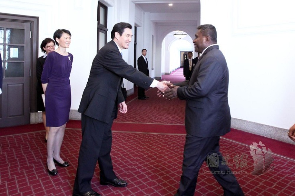 前總統馬英九2013年接見訪台的索羅門群島前總理里諾