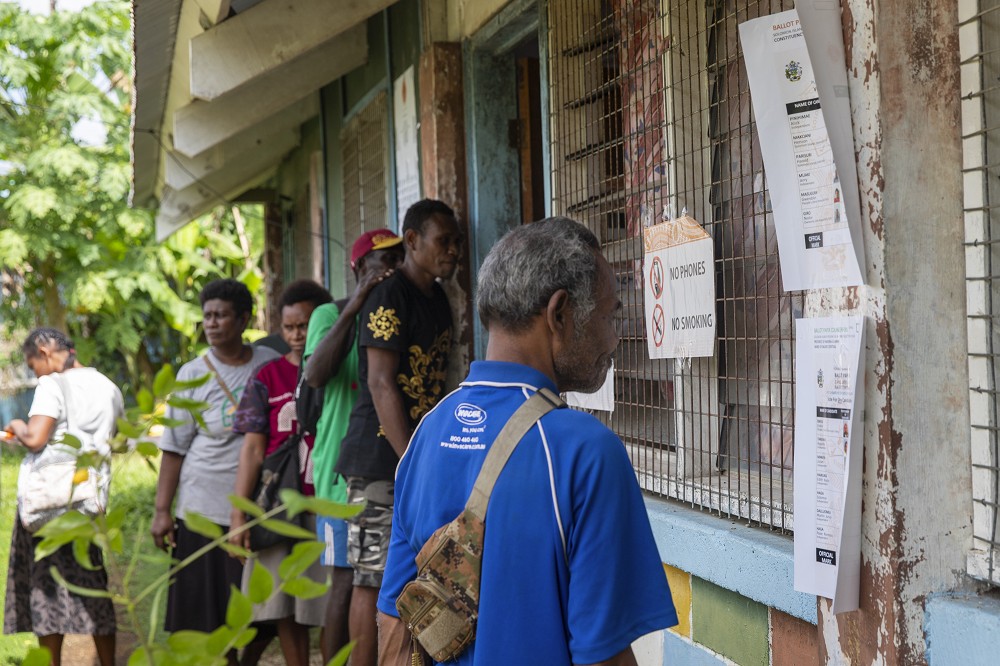 索羅門群島馬基拉島的居民17日排隊投票