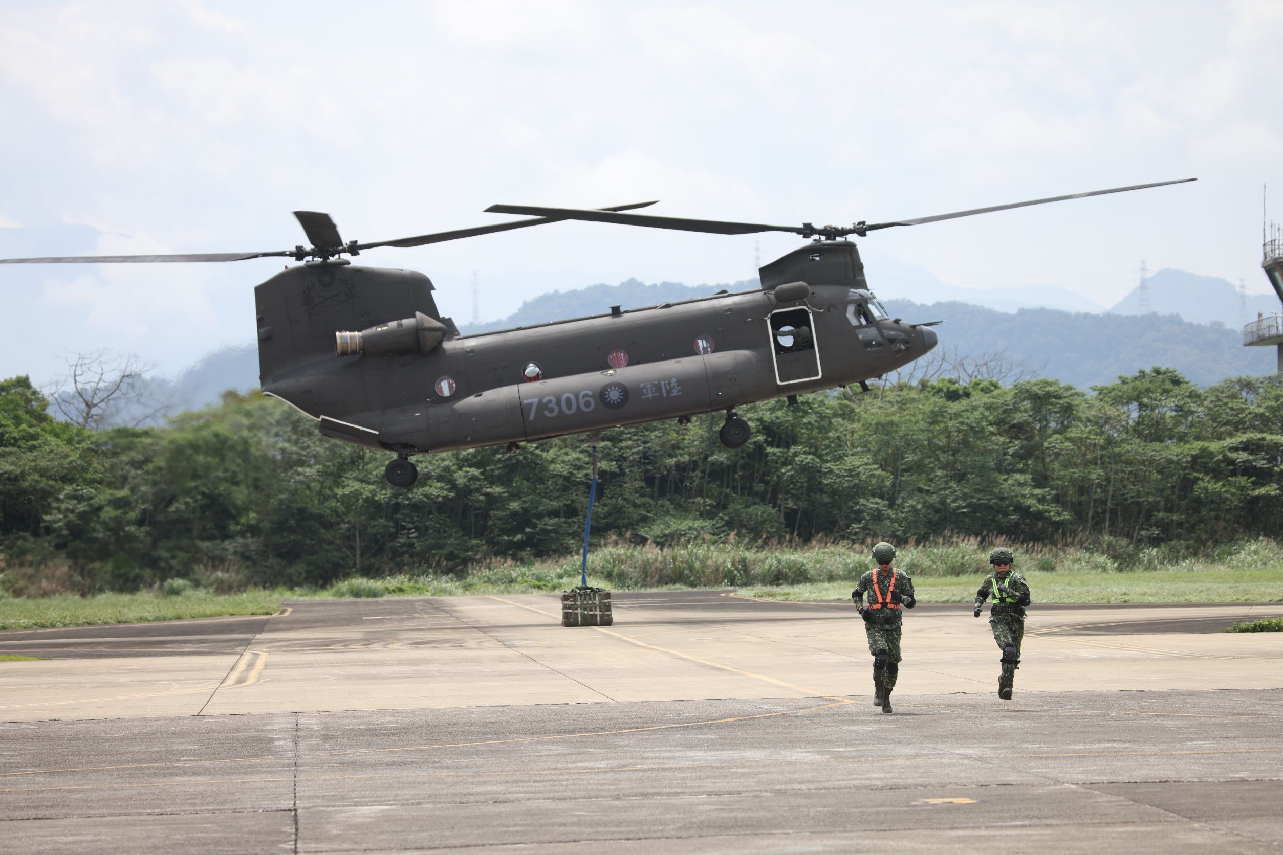 520總統就職典禮國旗機隊添生力軍　海軍反潛直升機首次入列