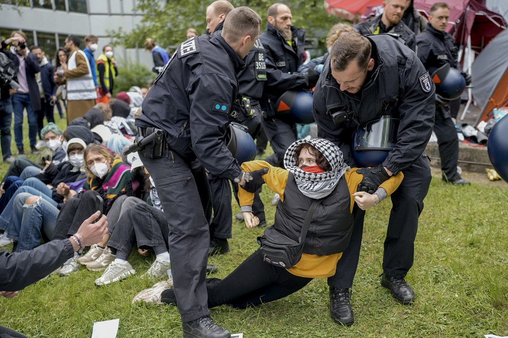 德國警方7日在柏林自由大學逮人