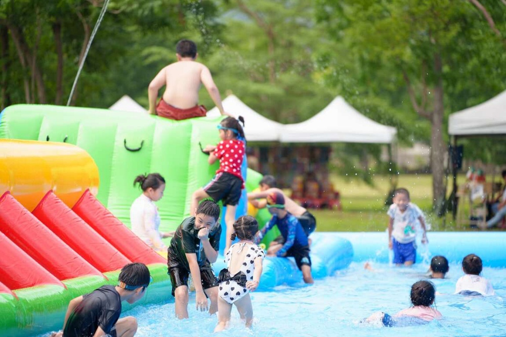 高雄六龜山城水樂園 5 月每週末開放！氣墊滑水道、戲水池、市集活動一次登場